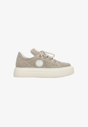 Beżowe sneakersy z zamszu z tonowanymi sznurowadłami, niskoprofilowym designem, zaokrąglonym noskiem i teksturowaną białą gumową podeszwą. Posiadają okrągłe logo po stronie.