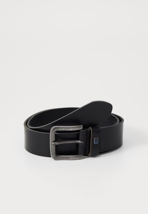 Ceinture en cuir noir avec une boucle en métal argenté, présentant une texture lisse et un design simple et classique. Des accents incluent un détail bleu près de la boucle.