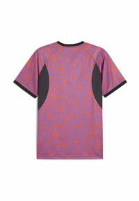 Camisa de manga corta con un patrón ondulado en púrpura y naranja, que presenta paneles laterales de malla negra y un cuello redondo negro.