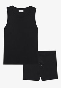 Camiseta de tirantes negra con cuello redondo y pantalones cortos negros a juego con frente abotonado, confeccionados en una suave tela elástica.