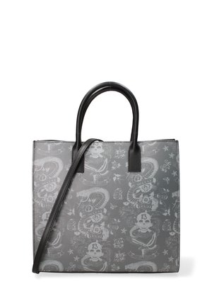 Sac fourre-tout gris avec des poignées noires, présentant des motifs complexes de crânes, de roses et de serpents. Comprend une bandoulière amovible.