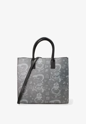 Borsa a spalla grigia con manici neri, caratterizzata da stampe intricate di teschi, rose e serpenti. Include una tracolla rimovibile.
