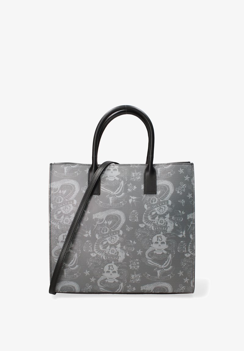 Grijze draagtas met zwarte handvatten, voorzien van ingewikkelde afdrukken van schedels, rozen en slangen. Inclusief een afneembare schouderriem.