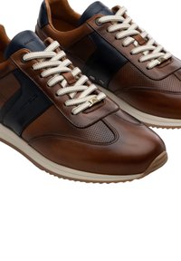 Sneakers in pelle marrone con dettagli blu navy, con forature e lacci beige. Dotati di una suola imbottita e logo sul lato.