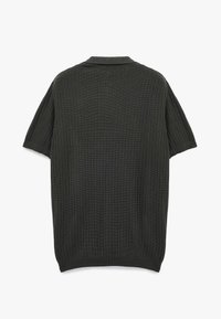 Korte mouwen, donkergroen ribgebreide polo shirt met een gestructureerde kraag en een getextureerd oppervlak, met een losse, relaxte pasvorm.