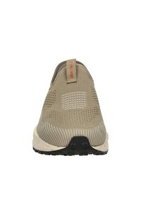 Beige gebreide sportschoen met een gestructureerde bovenkant, een achterste trekband met het label "SKECHERS" en een wit gespetterde zool.