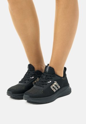 Zapatillas deportivas negras con un material transpirable, diseño de malla texturizada y acentos de colores en los costados. Suela de goma; cierre con cordones.