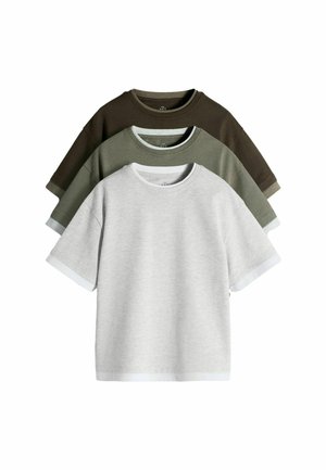 Trois t-shirts unis à manches courtes et col rond empilés, en gris clair, vert olive et marron foncé.