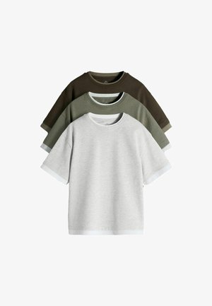 Drei schlichte T-Shirts mit kurzen Ärmeln und Rundhalsausschnitt, gestapelt in hellgrau, olivgrün und dunkelbraun.