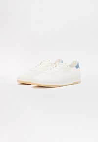 Clae MALONE UNISEX - Športni copati - white cactus/blue shadow