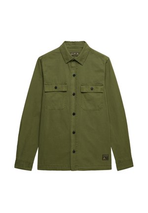 Męska oliwkowozielona koszula na guziki z dwoma klapowymi kieszeniami na piersi i czarnymi guzikami, z długimi rękawami i małą metką przy dolnym brzegu.