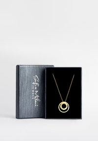 Guld vedhængs Halskæde med sammenkoblede cirkulære designs med krystaller, præsenteret i en gaveæske med sort fløjl.
