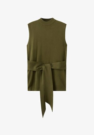 Ärmelloses, olivgrünes Strickoberteil mit hohem Kragen und breitem Gürtel, der in einer Schlaufe in der Taille gebunden ist.
