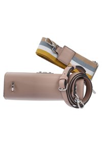 Borsa in pelle rosa chiaro con hardware argentato, affiancata da una tracolla in tessuto multicolore con strisce gialle, blu, grigie e marroni.