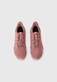 Baskets de sport roses avec une tige en mesh, un design à lacets, un col rembourré et une semelle en caoutchouc avec des accents blancs et des détails de logo subtils.