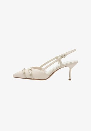 Décolleté slingback con punta appuntita in pelle beige chiaro, caratterizzate da doppi cinturini, piccoli dettagli in argento e un sottile tacco stiletto.
