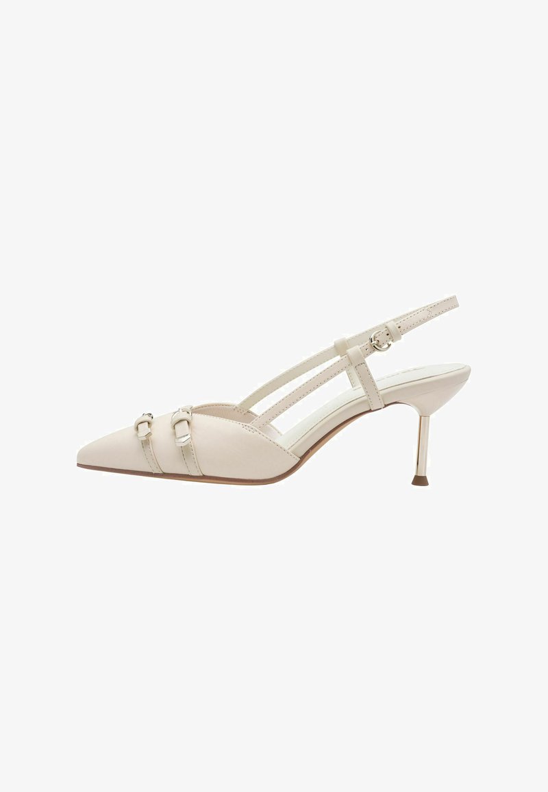 Escarpins à bout pointu avec bride arrière en cuir beige clair, dotés de doubles brides, de petits accessoires en argent et d'un talon aiguille fin.