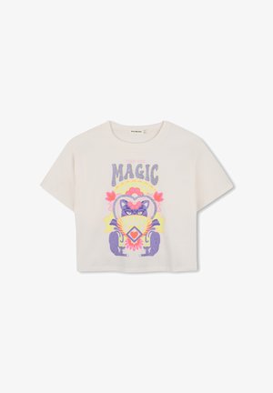 Witte cropped t-shirt met een kleurrijke afbeelding van een kat, bloemen, hart en de woorden "Find the Magic Today" aan de voorkant.