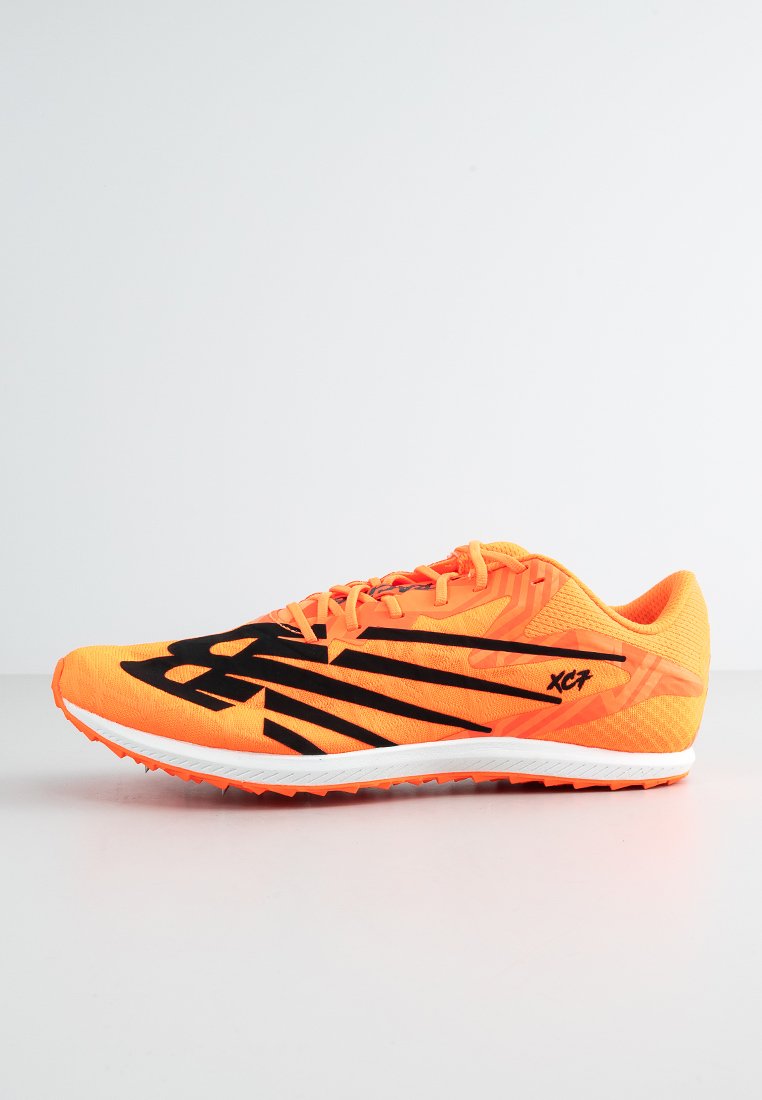 Helle orange Laufschuhe mit schwarzen Streifen, weißer Sohle und "XC7"-Text an der Seite, entworfen für Cross-Country-Sportarten.