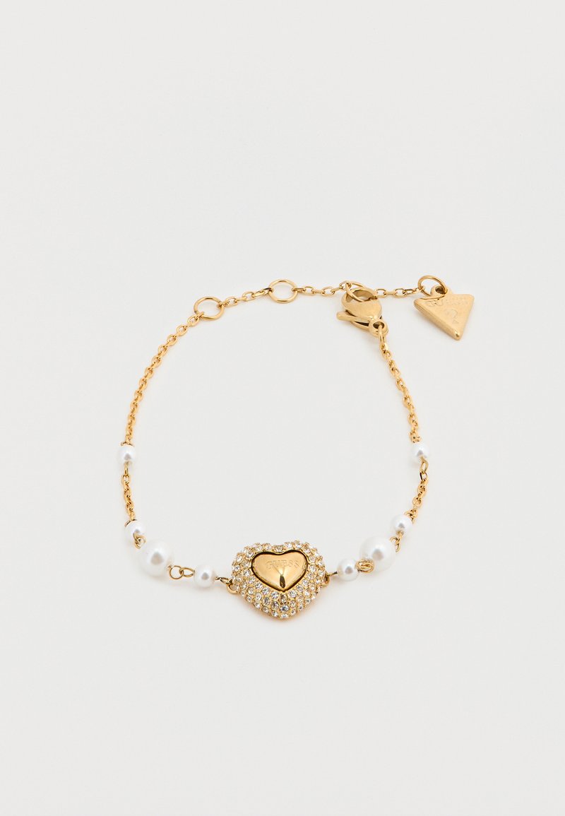 Βραχιόλι αλυσίδας από χρυσό με μενταγιόν σε σχήμα καρδιάς, διακοσμημένο με διαυγή κρύσταλλα και λευκές πέρλες. Διαθέτει ασφαλές κλείσιμο και λεπτομέρεια με το λογότυπο.