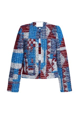 Gewebte Jacke in Blau, Rot und Weiß mit einem strukturierten Patchwork-Design. Sie hat lange Ärmel und einen runden Halsausschnitt ohne Verschlüsse.
