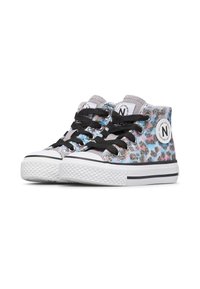 Baskets montantes avec un design pailleté coloré. Tige en tissu gris, lacets noirs, semelle en caoutchouc blanc et patchs logo sur les côtés.