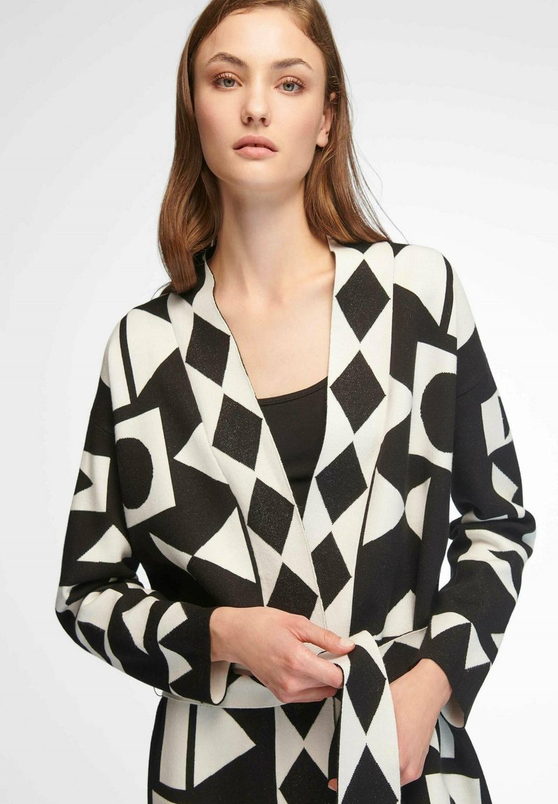Damen Strickjacken | TALBOT RUNHOF X PETER HAHN Strickjacke schwarz/weiß/schwarz - FZ37365 Damen Strickjacken | TALBOT RUNHOF X PETER HAHN Strickjacke schwarz/weiß/schwarz - FZ37365