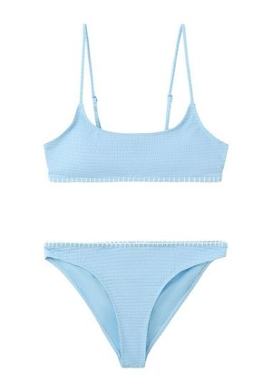 Conjunto de bikini azul claro con textura, con tirantes finos y ajustables en la parte superior y braguitas a la cadera a juego con un sutil ribete.