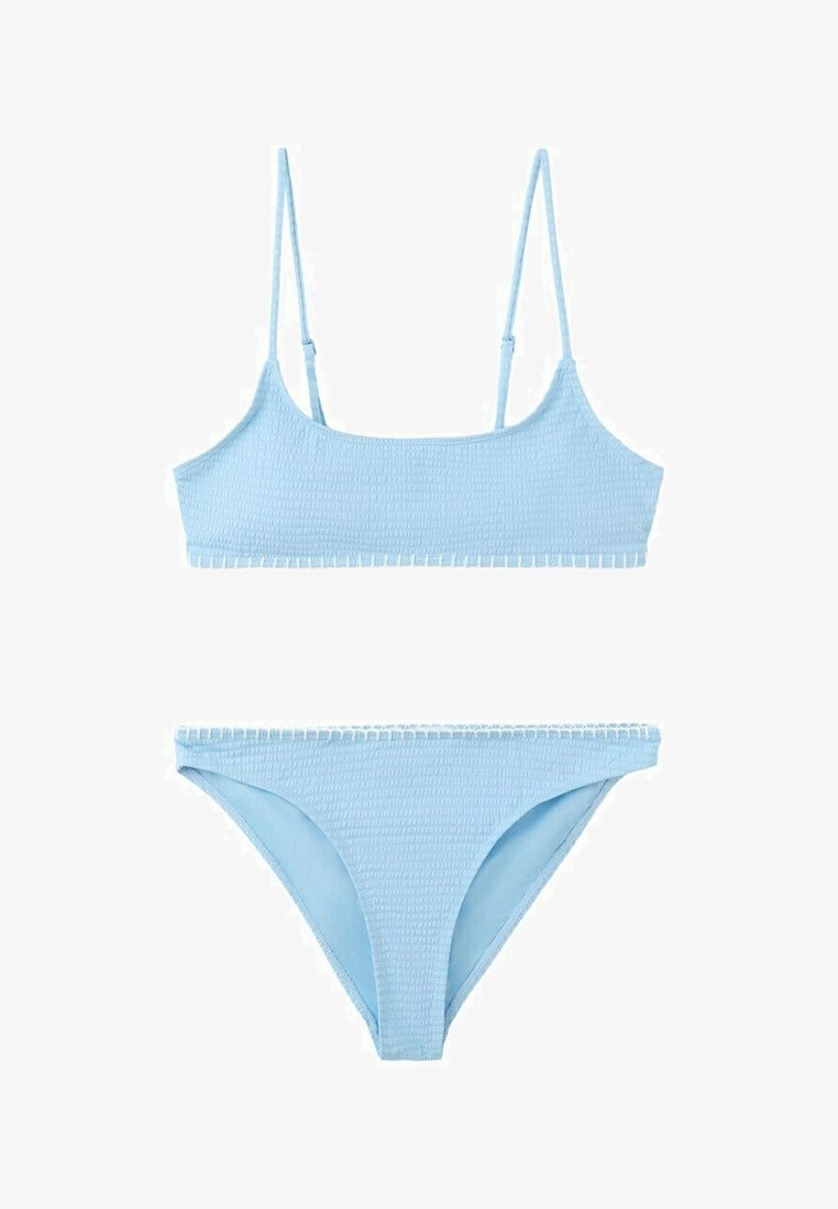 Ensemble bikini texturé bleu clair avec des bretelles fines et réglables sur le haut, accompagné d'un bas taille basse assorti avec une bordure discrète.