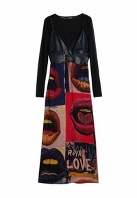 Top nero a maniche lunghe con un corsetto corto in ecopelle e una gonna colorata con grafica di labbra e testo "Royal Love".