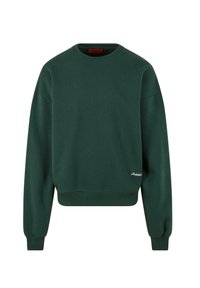 Tmavo zelený crewneck sveter vyrobený z zmesi bavlny, so žebrovanými manžetami a spodným okrajom, s malým logom na prednej strane vľavo dole.