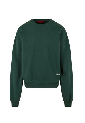 Tmavo zelený crewneck sveter vyrobený z zmesi bavlny, so žebrovanými manžetami a spodným okrajom, s malým logom na prednej strane vľavo dole.