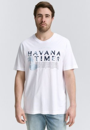 Witte katoenen t-shirt met een blauw grafisch ontwerp met de tekst "HAVANA TIMES", een palmboomillustratie en aanvullende beschrijvende tekst. Korte mouwen.