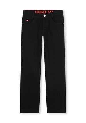 Pantalons en denim noir à jambes droites, avec une ceinture arborant un logo rouge, une fermeture à bouton argenté et un design classique à cinq poches.