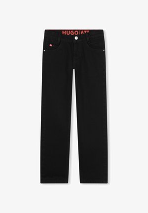 Pantalons en denim noir à jambes droites, avec une ceinture arborant un logo rouge, une fermeture à bouton argenté et un design classique à cinq poches.
