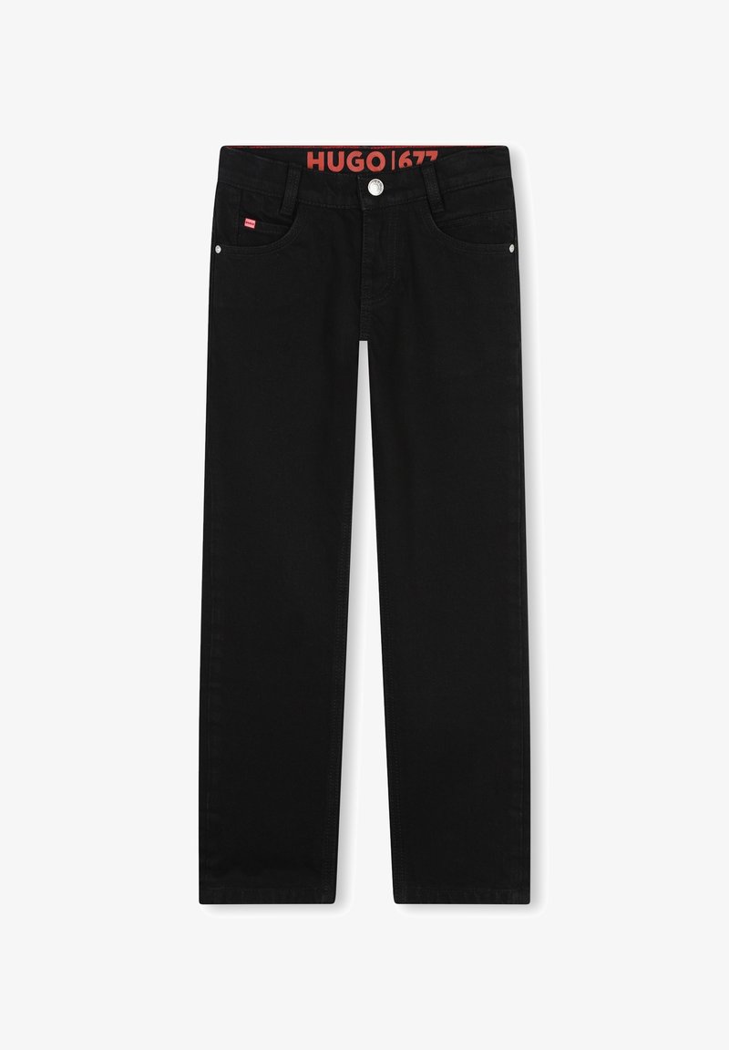 Pantalons en denim noir à jambes droites, avec une ceinture arborant un logo rouge, une fermeture à bouton argenté et un design classique à cinq poches.