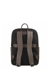 Brauner Mesh- und Leder-Rucksack mit gepolstertem Rücken, verstellbaren Trägern und einem Griff. Minimalistisches Design mit zwei silbernen Schnallen, die die Träger akzentuieren.