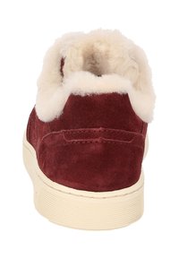 Rote Wildledersneaker mit einem weichen, cremefarbenen Futter am Kragen und einer strukturierten, cremefarbenen Gummisohle.