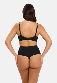 Ensemble en dentelle noire comprenant un soutien-gorge et une culotte taille haute ; tissu lisse, bretelles ajustables, fermeture par crochet, design sans coutures avec une esthétique minimaliste.