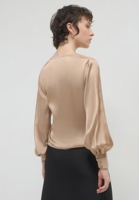 Calliope CROISÉ AVEC CEINTURE - Camicetta - bleu
