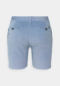 Modré šortky vyrobené z texturované látky se dvěma zadními kapsami a knoflíkovými uzávěry. Mají jednoduchý, čistý design a přiléhavý tvar.