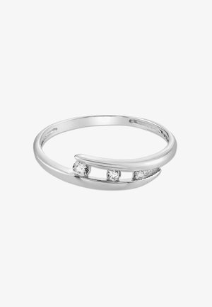 Bracelet ouvert en argent avec trois pierres précieuses rondes transparentes placées entre des extrémités incurvées qui se chevauchent.