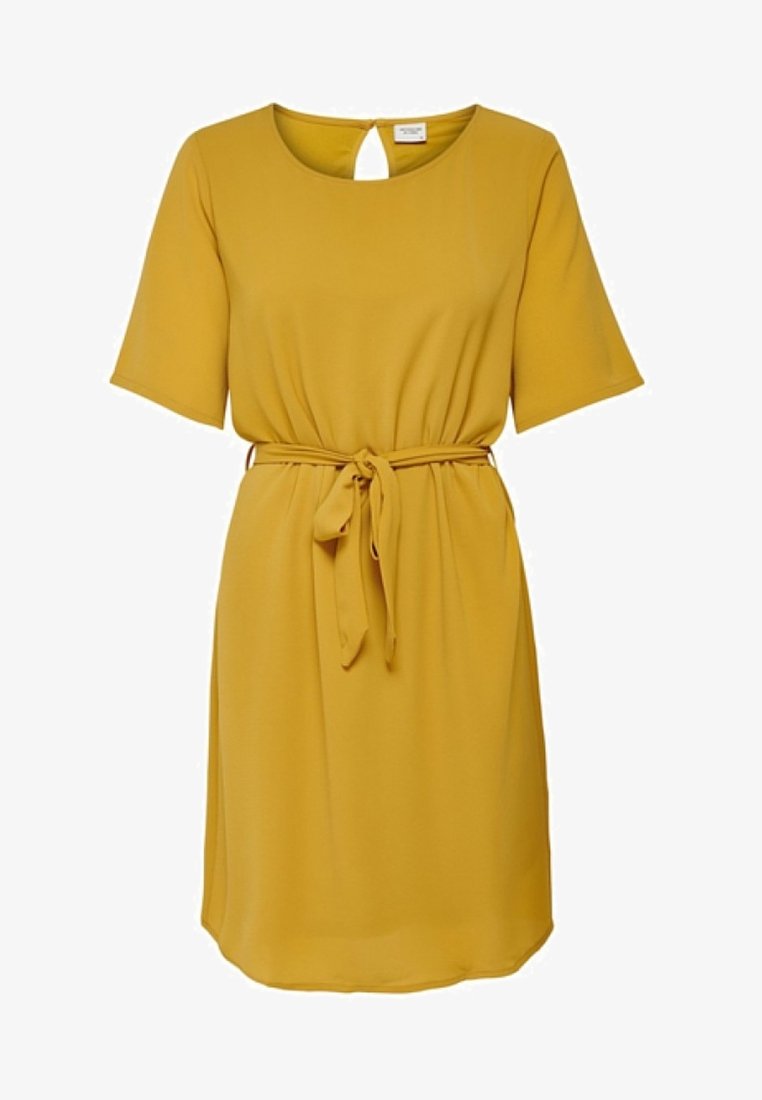 Robe jaune moutarde à manches courtes avec col rond, ouverture en forme de goutte dans le dos et ceinture en tissu nouée à la taille.