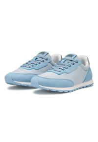 Ljusblå sneakers gjorda av läder och mocka, med en smidig design, rund tå, tonade snören och en vit gummisula.