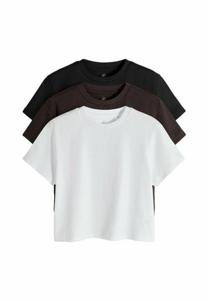 Tre ensfarvede, kortærmede t-shirts med rund hals, stablet i hvid, mørkebrun og sort på hvid baggrund.