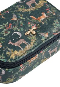 Mörkgrön rektangulär väska med dragkedja, prydd med skogs-djur, svampar och månmönster, med en liten guldbi-emblem.