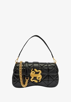 Sac à main en cuir noir matelassé avec une bandoulière en chaîne dorée et un accent en forme de serpent sur le rabat frontal. Forme rectangulaire, texture brillante.