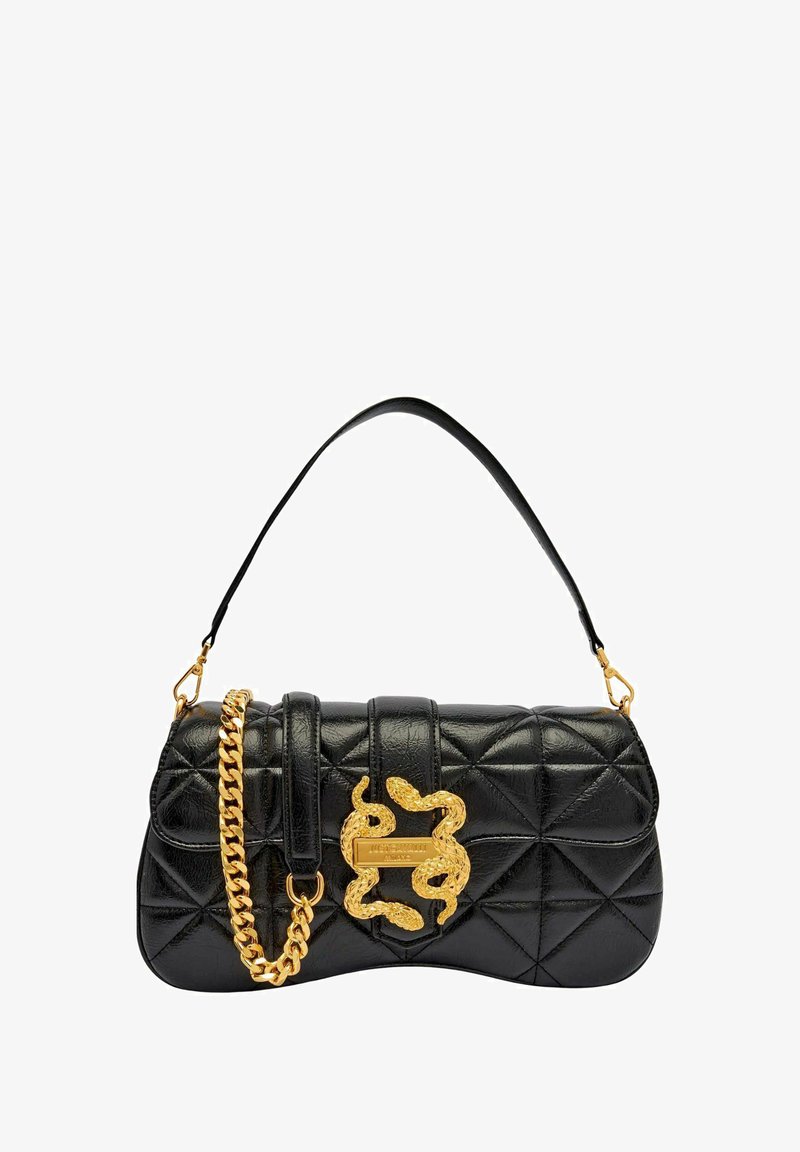Borsa a tracolla in pelle nera trapuntata con una cinghia in catena dorata e un accento hardware a forma di serpente sul flap frontale. Forma rettangolare, texture lucida.