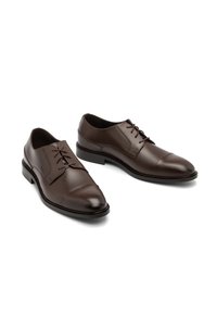 Scarpe eleganti in pelle marrone con una superficie liscia, punta a forma di mandorla e un laccio elegante. Presentano un tacco leggermente rialzato per un tocco di stile in più.