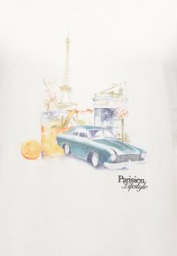 Κλασικό πράσινο βίντατζ αυτοκίνητο δίπλα σε ένα ποτήρι παγωμένου ποτού με φέτα πορτοκαλιού, Πύργος του Άιφελ, κτίριο καφέ και κείμενο "Parisien Lifestyle".